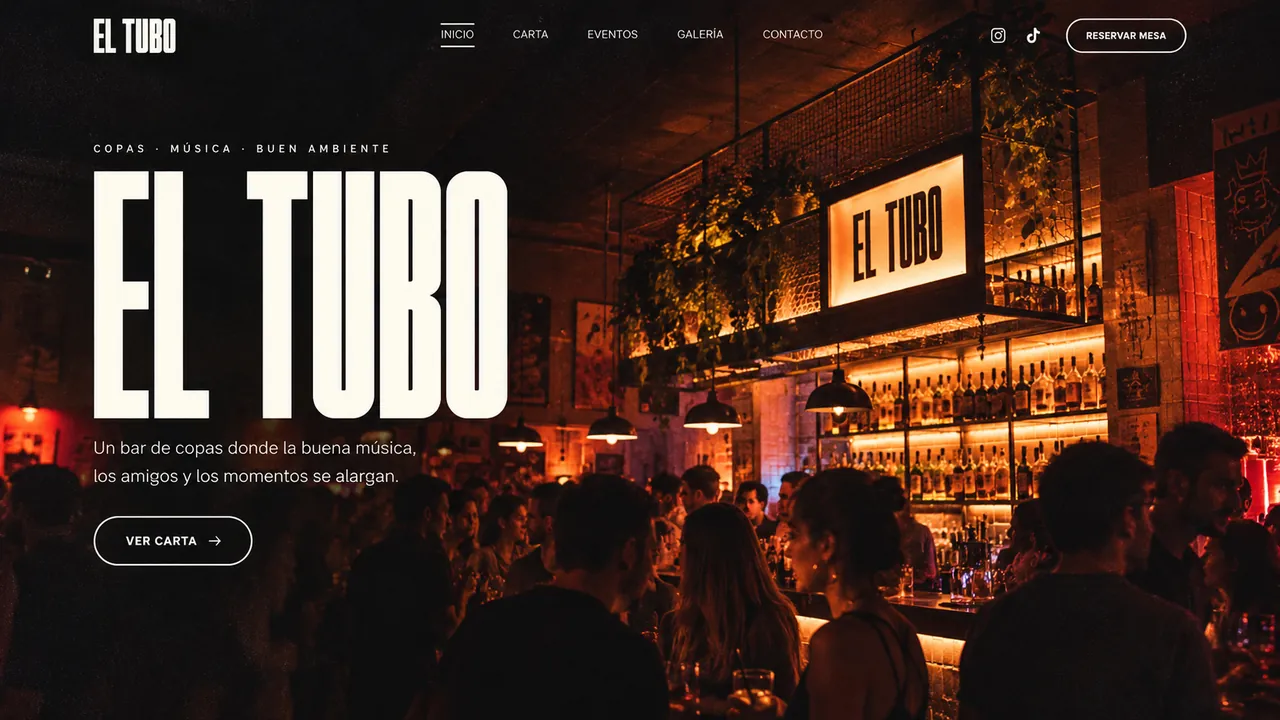 Después: web a medida del mismo bar El Tubo, con el nombre en tipografía condensada enorme, fotografía cálida de la barra iluminada, eslogan propio y botones para ver la carta y reservar mesa